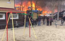 "Будущий депутат": русский мальчик на качелях на фоне горящего дома стал новым интернет-мемом (видео)