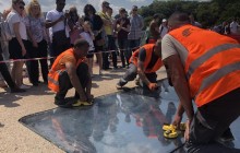 На новом мосту в Киеве заменяют уже третье стекло