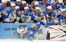 "Никогда так не ошибался": финский журналист съел газету, в которой критиковал чемпионов мира по хоккею (видео)