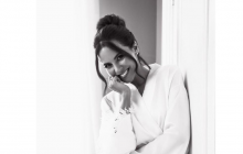 "Беременяшка": Каменских очаровала сеть черно-белым фото в халате