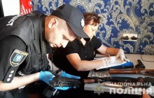 У Києві з вікна випала трирічна дитина, у її матері знайшли арсенал зброї (відео)