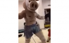 В России завдетсадом уволилась из-за скандального видео со стриптизом