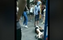Молоді дівчата влаштували в центрі Києва моторошну масову бійку (відео, 18+)