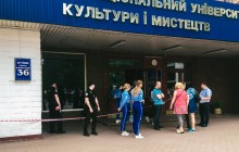 У кількох університетах Києва шукають вибухівку, студенти складають іспити на вулиці – ЗМІ (фото)