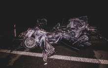 Знесло дах: під Києвом BMW на швидкості понад 200 км/год влетіла у припарковану фуру і загорілася (фото, відео)