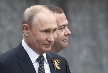 Екс-агент КДБ – про інтимні зв'язки Путіна з чоловіками: Медведєва завербував, з Ролдугіним співав