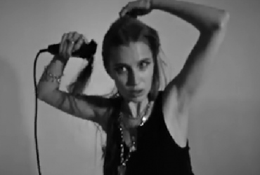 Юна зірка серіалу Татусеві дочки поголила голову (відео)