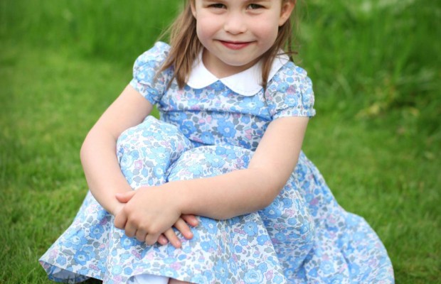 Кенсингтонский дворец опубликовал фото принцессы Шарлотты в честь ее дня рождения