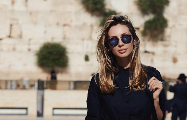 Лобода в ультракоротких шортах улеглась на пол и раздвинула ноги (видео)