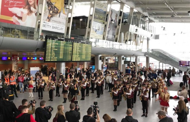 В аеропорту Львова гостей зустрічав оркестр і сотня артистів (фото, відео)