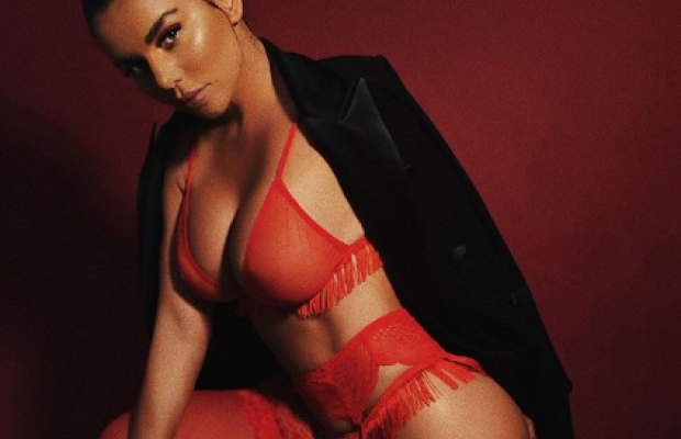 "Сексуально, слів немає!": Сєдокова в червоних панчохах завела Instagram (фото)