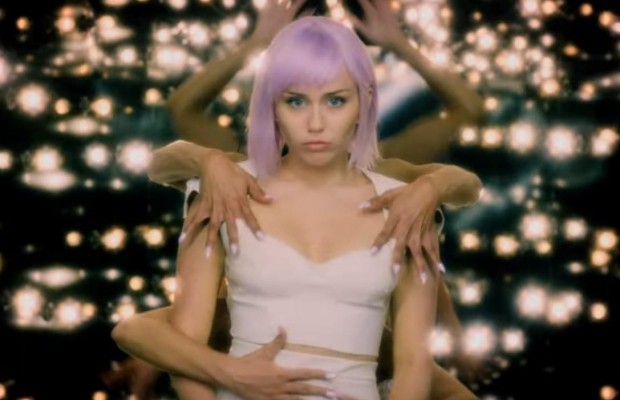 З Майлі Сайрус та Соколом із Marvel: вийшов трейлер п'ятого сезону серіалу «Чорне дзеркало» (відео)