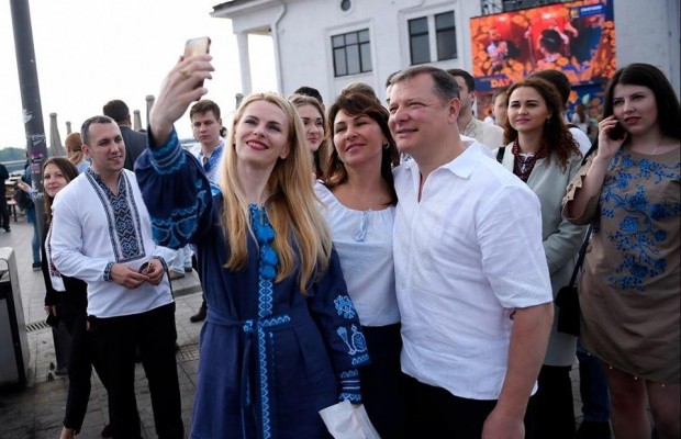 Ляшко в образі "голови колгоспу" та неголений Зеленський: політики похвалилися вишиванками (фото, відео)