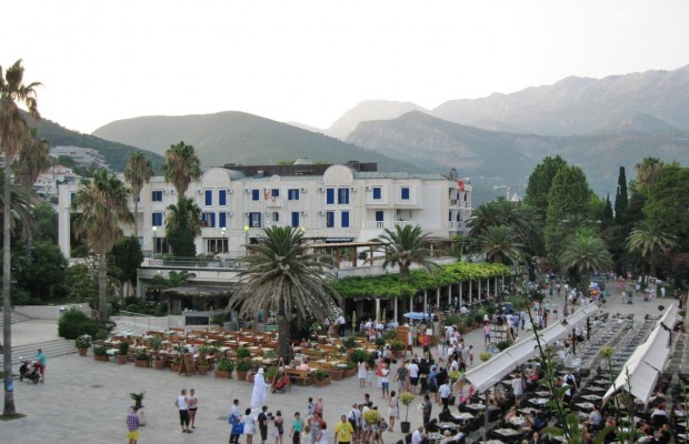 Чорногорія почала вимагати COVID-сертифікат для доступу у ресторани - ЗМІ