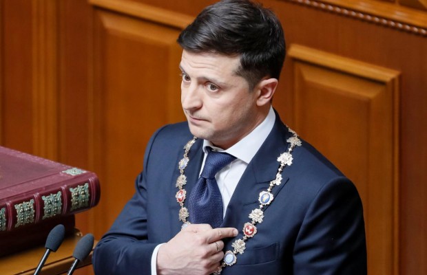 "Импичмент либо покушение": астролог увидел в упавшем во время инаугурации Зеленского удостоверении плохой знак
