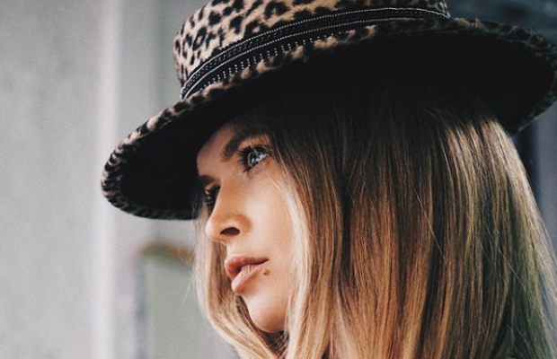 "Хищница": экс-"виагра" в дерзком мини продемонстрировала стройные ноги (фото)