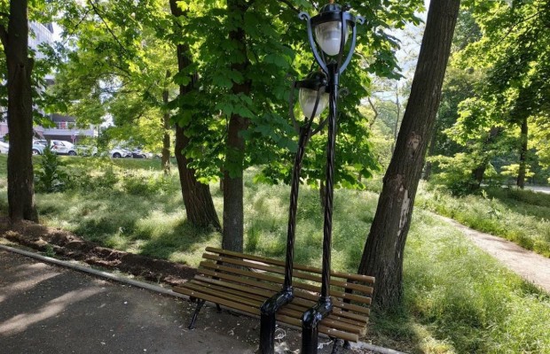 Новый арт-объект в Одессе: "влюбленные фонари" установили в местном парке (фото)