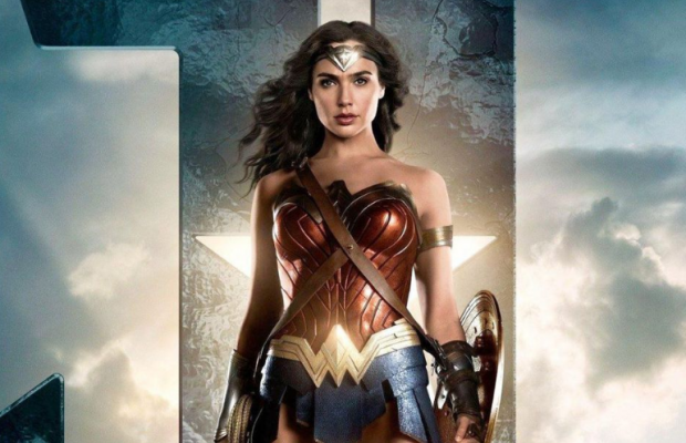 Відома телеведуча "засвітила" груди в костюмі Диво-жінки (фото)