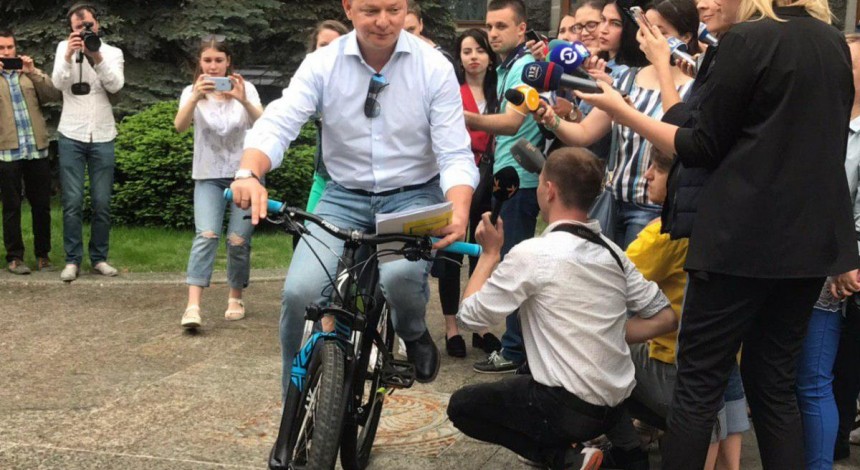"Надеюсь, что никто не украдет": Ляшко прибыл к Зеленскому на велосипеде и потребовал стоянку (фото, видео)