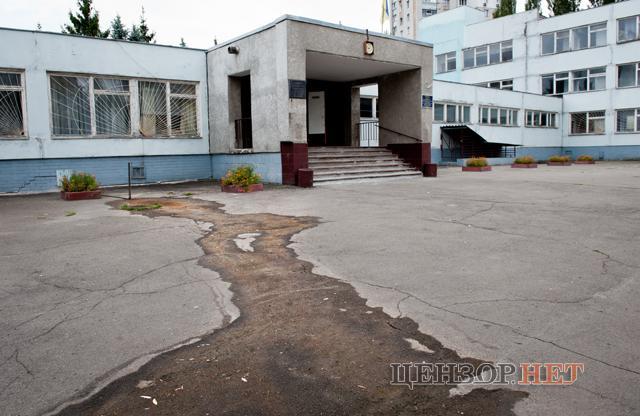 Здание школы №273 не старое - 1988 года постройки / фото Наталья Шаромова/Цензор.НЕТ