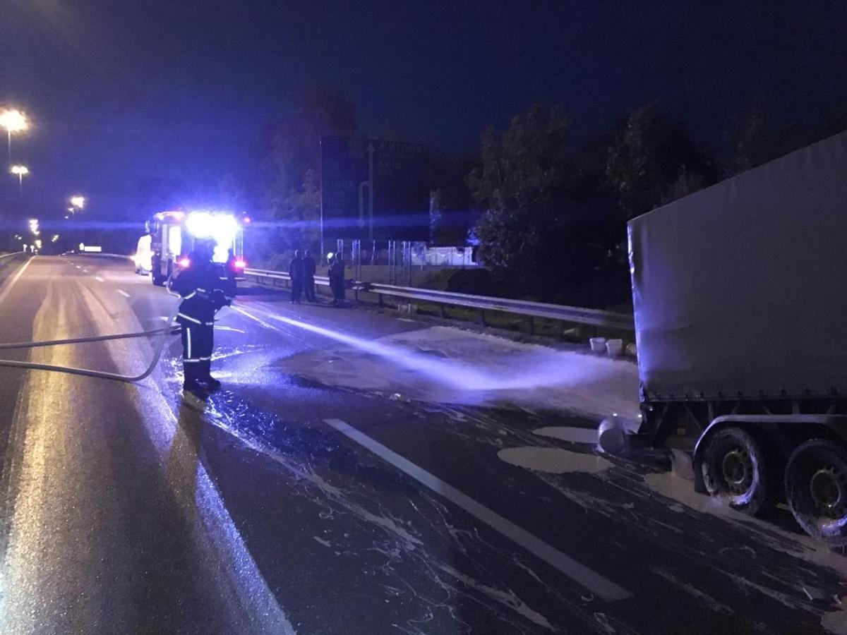 Під Рівним перекинувся автопричеп з клеєм / rv.dsns.gov.ua Під Рівним перекинувся автопричеп з клеєм / rv.dsns.gov.ua