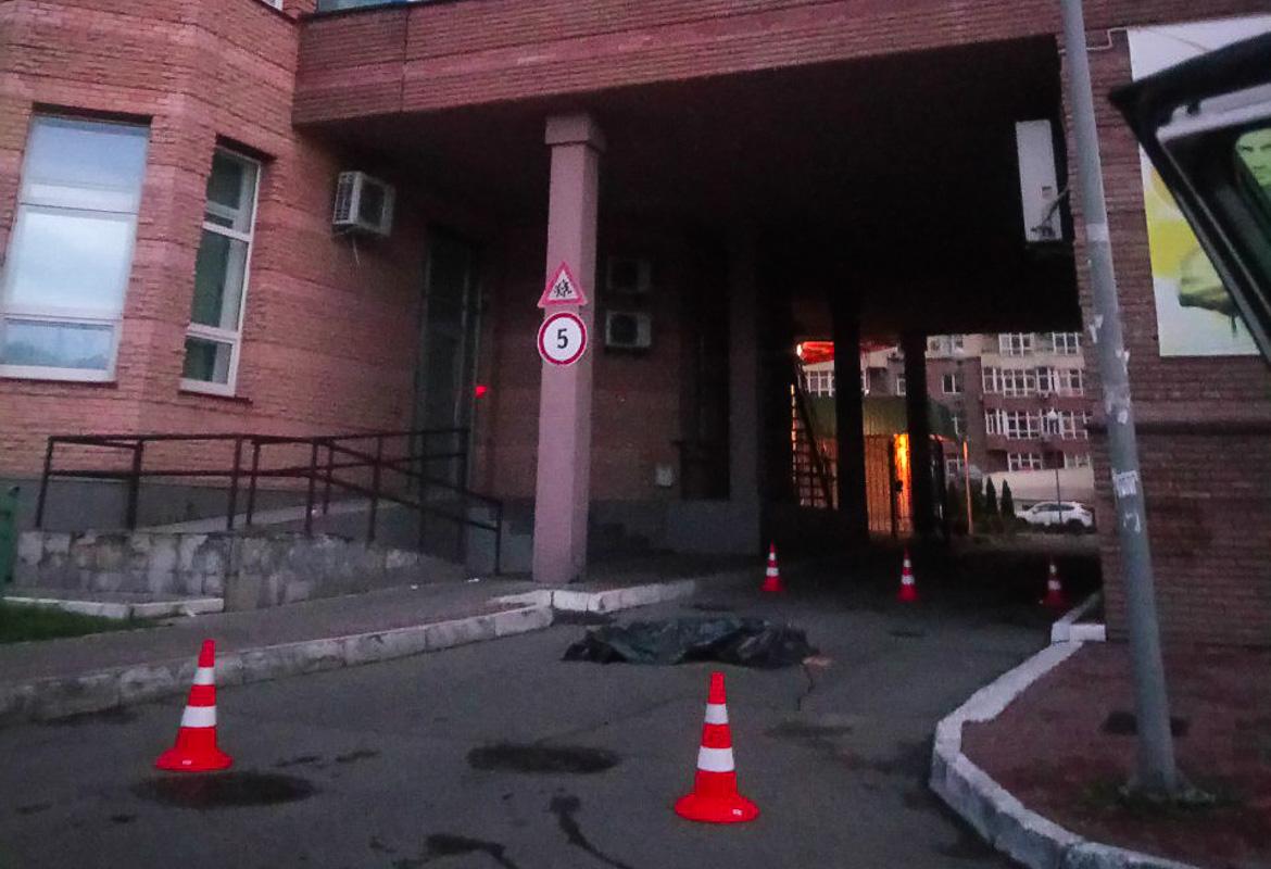У Києві жінка наклала на себе руки, зістрибнувши з 14 поверху / фото Дмитро Щерблюк / Інформатор У Києві жінка наклала на себе руки, зістрибнувши з 14 поверху / фото Дмитро Щерблюк / Інформатор