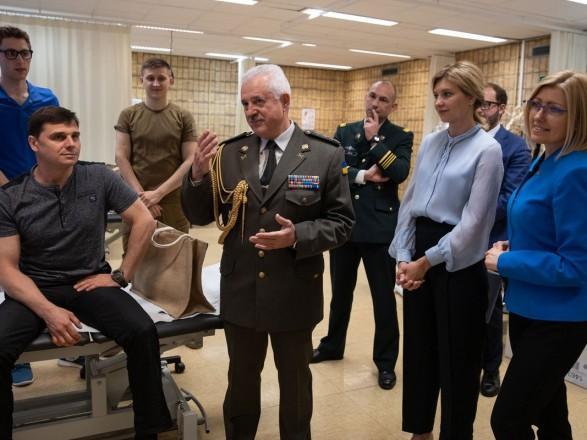 Перша леді України прибула до Брюсселя разом зі своїм чоловіком / Фото: АП Перша леді України прибула до Брюсселя разом зі своїм чоловіком / Фото: АП