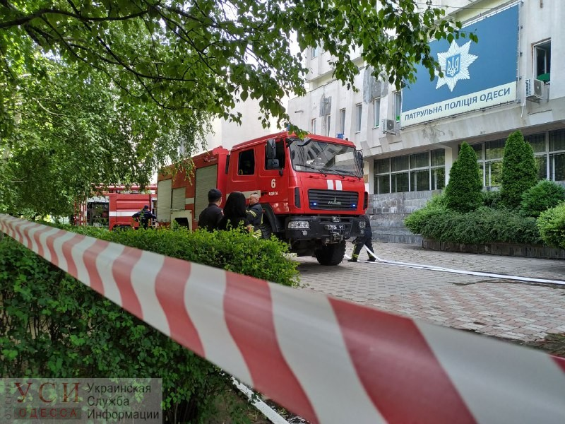 Відкритого вогню немає, тільки дим валить з-за дверей / фото УСИ