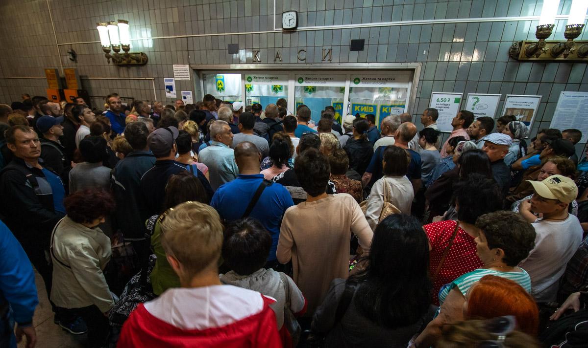 Після відключення автоматів з жетонами на станціях столичного метро виникли величезні черги / Інформатор Після відключення автоматів з жетонами на станціях столичного метро виникли величезні черги / Інформатор
