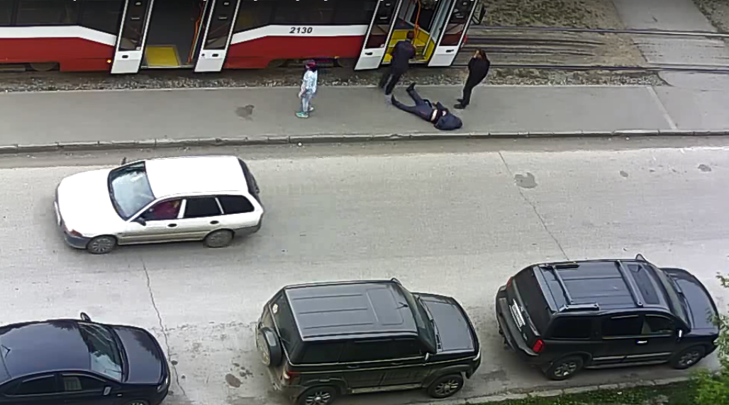 Чоловіка винесли з трамвая, поклали на асфальт і поїхали / Скріншот