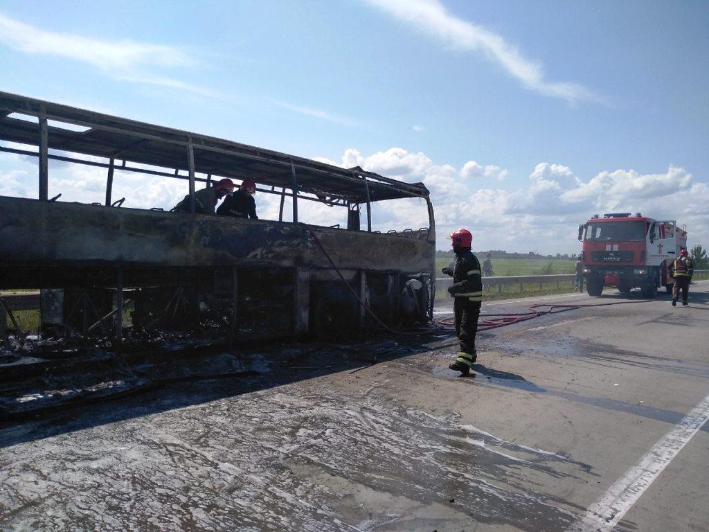 Пассажиры автобуса не пострадали / фото zt.dsns.gov.ua Пассажиры автобуса не пострадали / фото zt.dsns.gov.ua