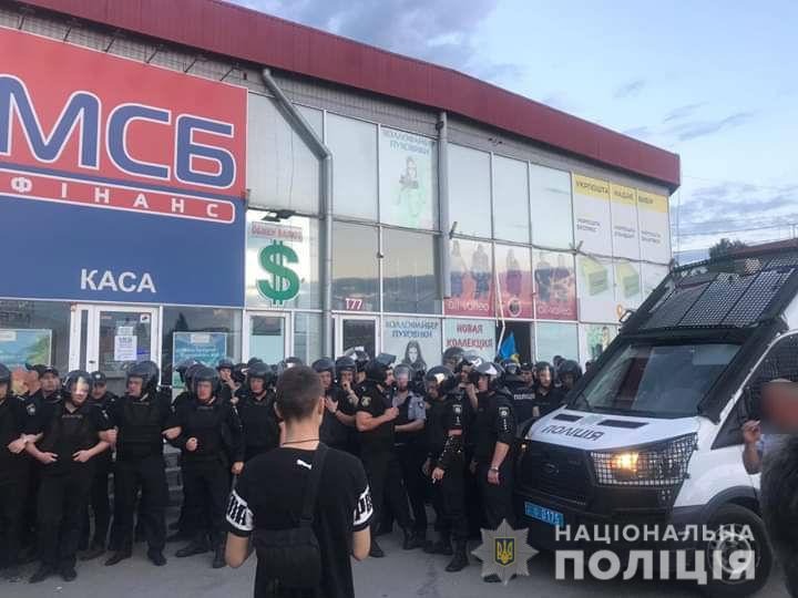 В "Нацкорпусе" утверждают, что администрация ТЦ "Барабашово" прибегла к клевете / фото hk.npu.gov.ua В "Нацкорпусе" утверждают, что администрация ТЦ "Барабашово" прибегла к клевете / фото hk.npu.gov.ua