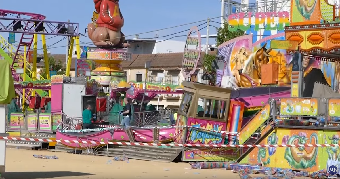 Во время движения главная опора карусели раскололась пополам / скриншот видео La Vanguardia