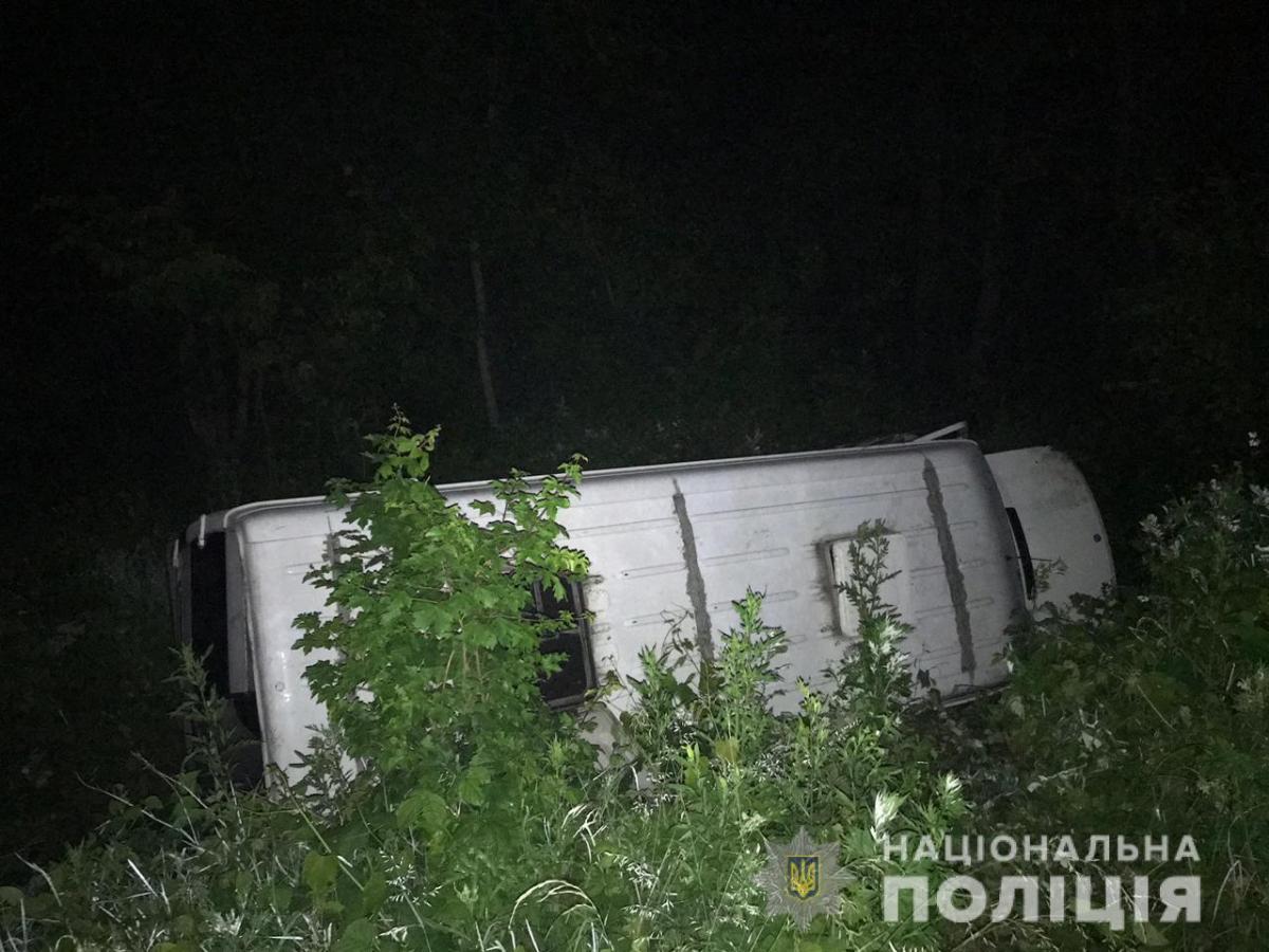 На Житомирщині перекинулася маршрутка з пасажирами, яка рухалась з Києва до Луцька (фото) На Житомирщині перекинулася маршрутка з пасажирами, яка рухалась з Києва до Луцька (фото)