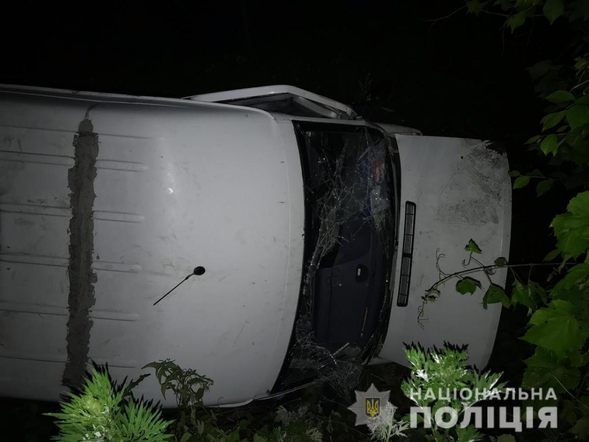 Водій маршрутки з’їхав у кювет, де транспортний засіб перекинувся / фото: Нацполіція Водій маршрутки з’їхав у кювет, де транспортний засіб перекинувся / фото: Нацполіція