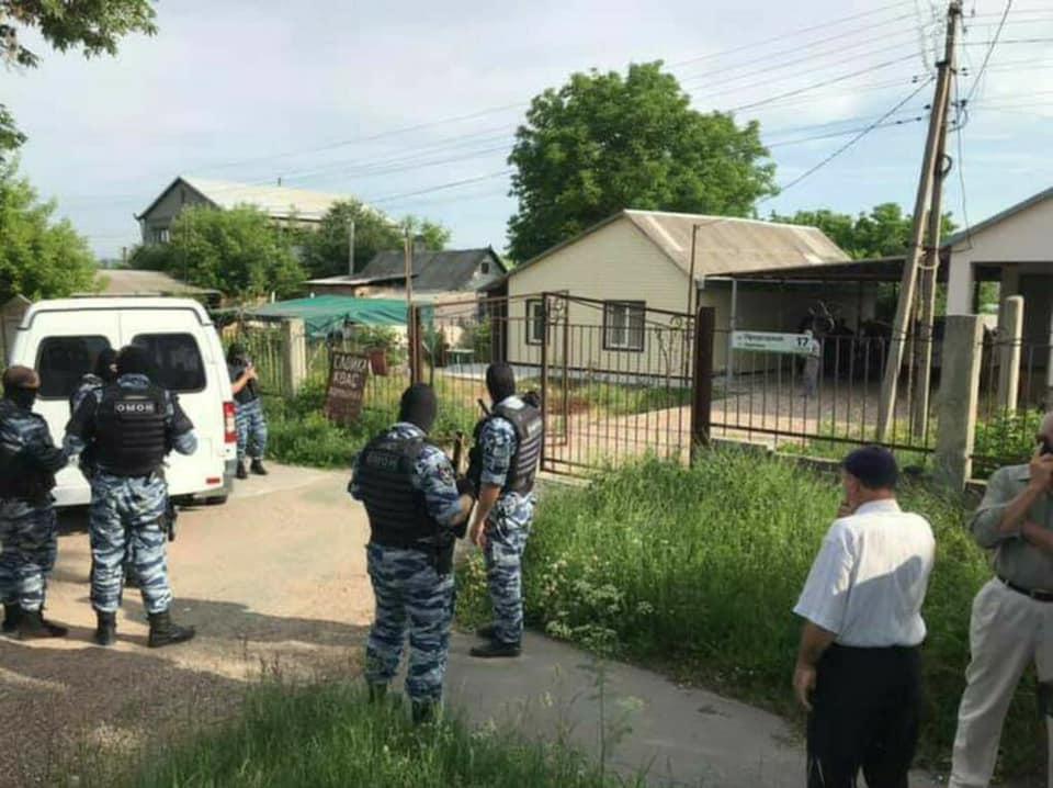 В окупованому Криму російські силовики здійснюють масові обшуки / фото facebook.com/crimeansolidarity В окупованому Криму російські силовики здійснюють масові обшуки / фото facebook.com/crimeansolidarity