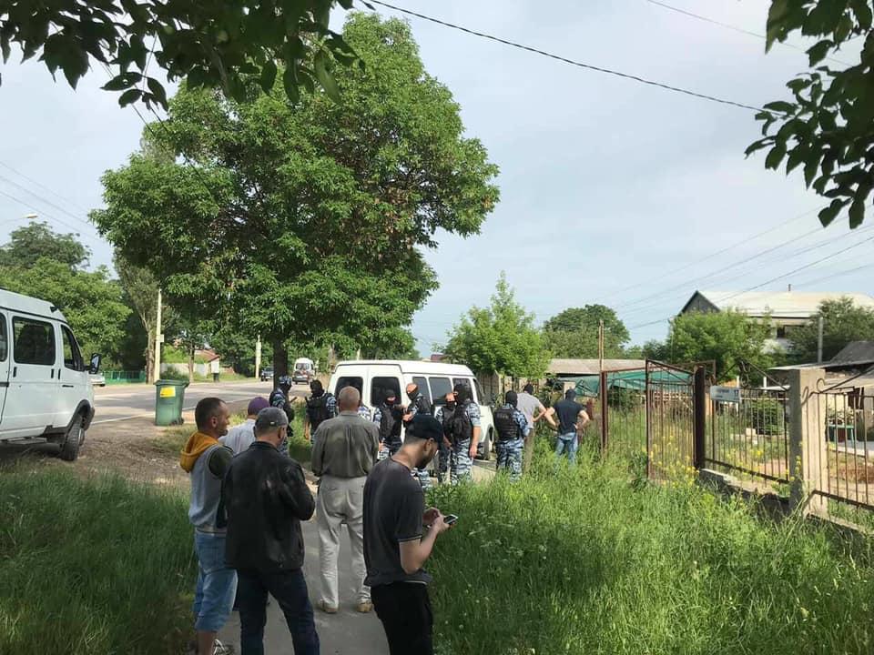 Обшуки в окупованому Криму, 10 червня 2019 року / фото facebook.com/crimeansolidarity Обшуки в окупованому Криму, 10 червня 2019 року / фото facebook.com/crimeansolidarity