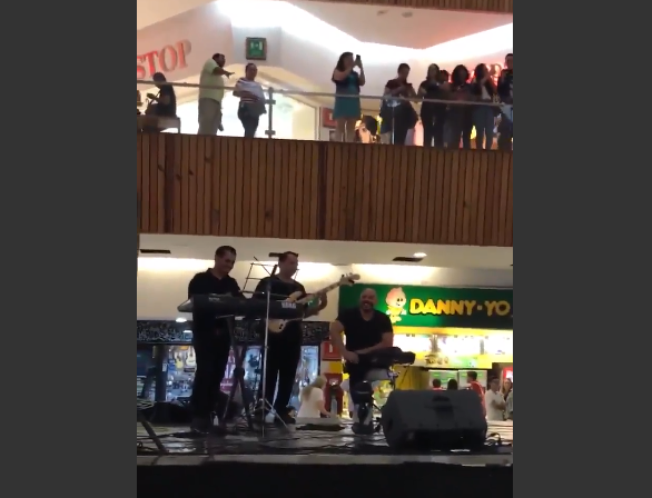 Дотепні мексиканські музиканти грали тему з "Титаніка" під час потопу в торговому центрі / Twitter - Cagua lulco