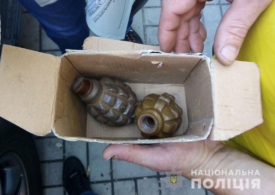 Злоумышленница хранила боеприпасы в обычной коробке / фото ГУ НП в Днепропетровской области