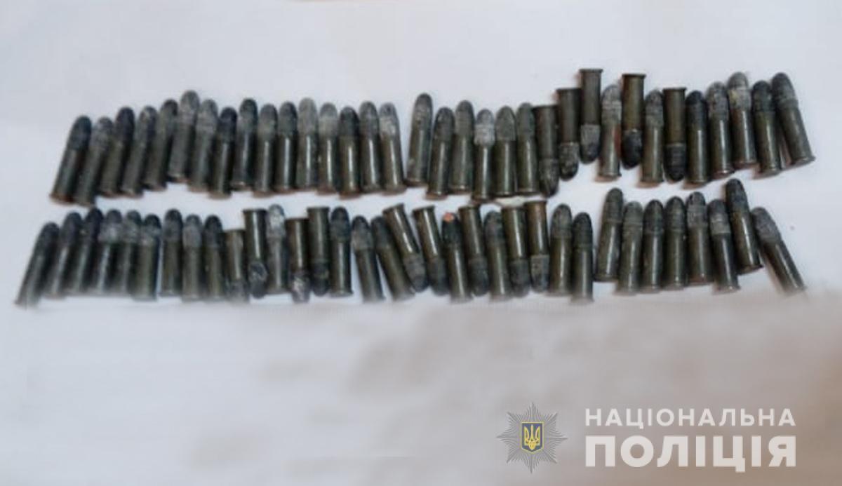 У підвалі житомирської багатоповерхівки поліція знайшла гранату, детонатори та близько 70 набоїв У підвалі житомирської багатоповерхівки поліція знайшла гранату, детонатори та близько 70 набоїв