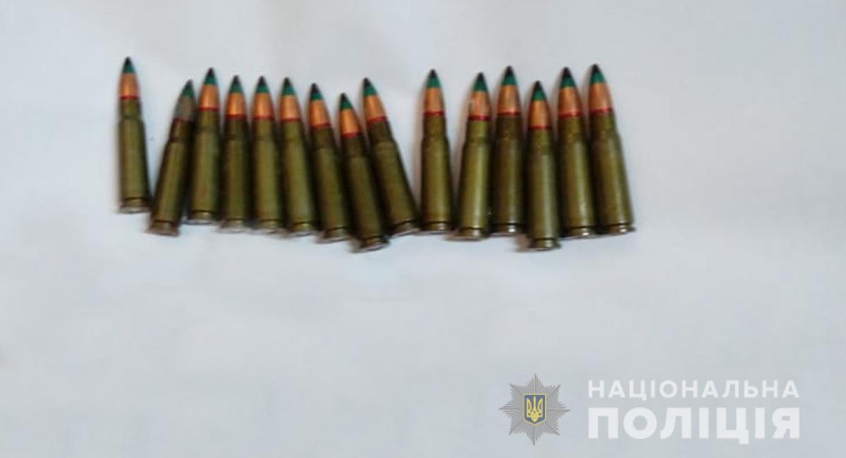У підвалі житомирської багатоповерхівки поліція знайшла гранату, детонатори та близько 70 набоїв У підвалі житомирської багатоповерхівки поліція знайшла гранату, детонатори та близько 70 набоїв