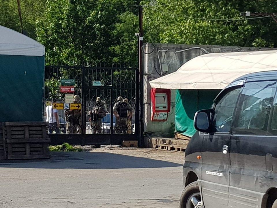 У Сімферополі силовики оточили ринок / Facebook - Шакір Шакіров У Сімферополі силовики оточили ринок / Facebook - Шакір Шакіров