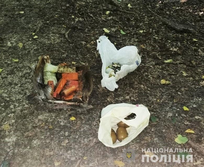 Схованку знайдено на Лисій горі у Києві / фото kyiv.npu.gov.ua Схованку знайдено на Лисій горі у Києві / фото kyiv.npu.gov.ua