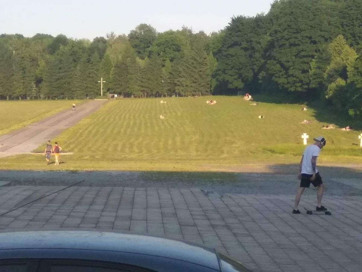 Кілька десятків людей вирішили позасмагати на території військових поховань / фото Facebook Роман Грицьків Кілька десятків людей вирішили позасмагати на території військових поховань / фото Facebook Роман Грицьків
