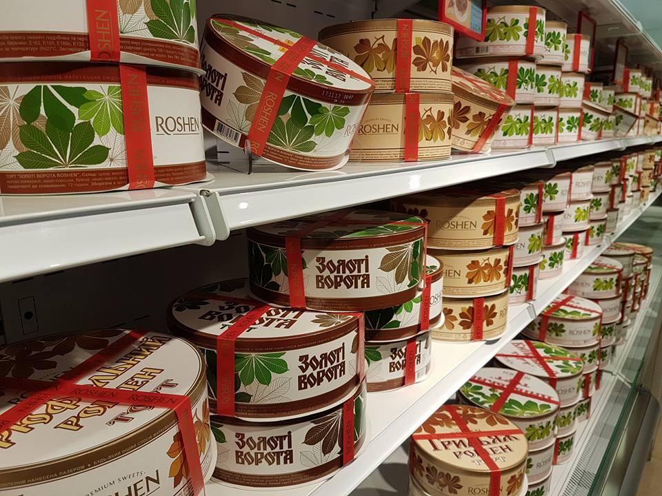 Кондитерська корпорація Roshen відсудила червону стрічку / фото: uz.ukraines.news Кондитерська корпорація Roshen відсудила червону стрічку / фото: uz.ukraines.news