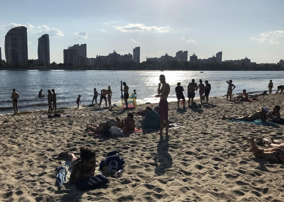 На киевском пляже "Венеция" люди неофициально открыли пляжный сезон, выяснили журналисты / иллюстрация REUTERS