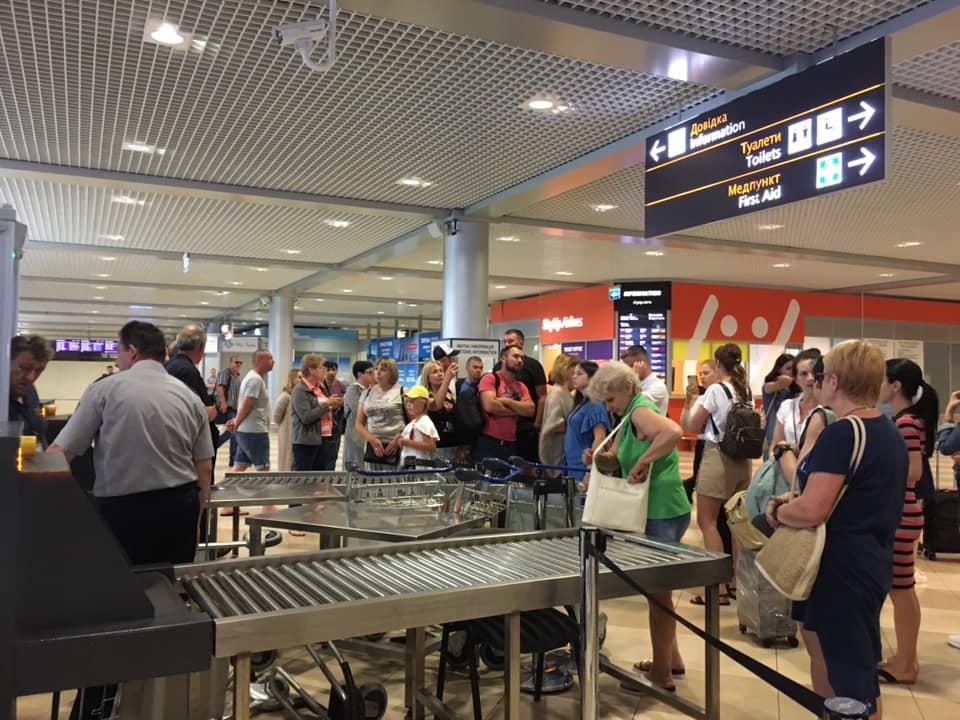 Пассажиры YanAir блокировали вход в терминал F / фото facebook.com/bozhena.ikaliuk Пассажиры YanAir блокировали вход в терминал F / фото facebook.com/bozhena.ikaliuk
