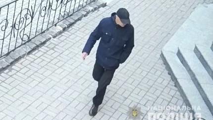 В день совершения преступления мужчина был одет в черные куртку и брюки / Нацполиция В день совершения преступления мужчина был одет в черные куртку и брюки / Нацполиция