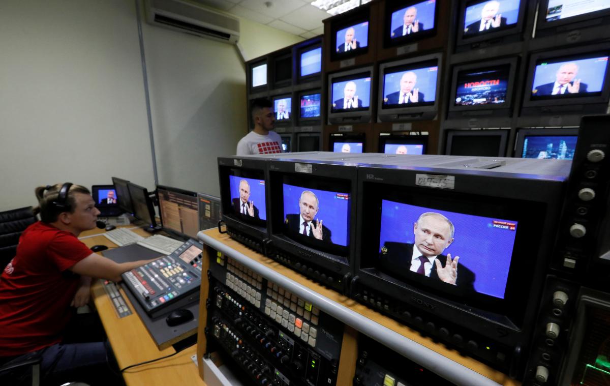 Найперше, що росіяни «відрубають» після окупації - українське мовлення / фото REUTERS