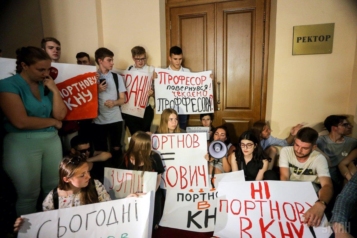 About 200 students of Taras Shevchenko National University took part in the protest / Photo from UNIAN